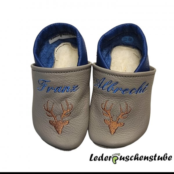 Lederpuschen steingrau-jeansblau mit Namen jeansblau beiderseits am Spann und Stickerei Hirsch (braun)